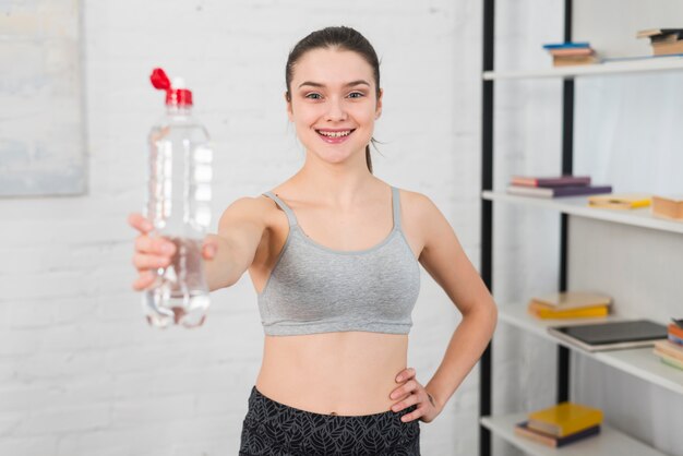 Chica fitness enseñando agua