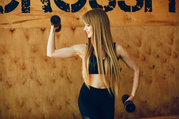 Chica fitness en un gimnasio