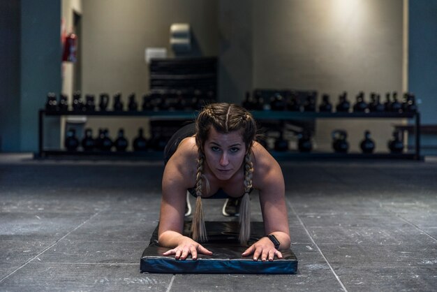 Chica fitness haciendo flexiones