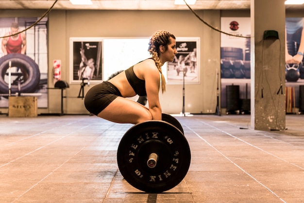 Chica fitness levantando pesa