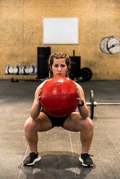 Chica fitness levantando peso