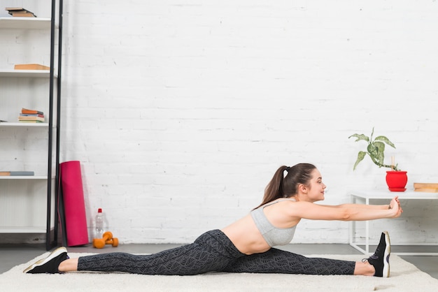 Chica fitness practicando yoga