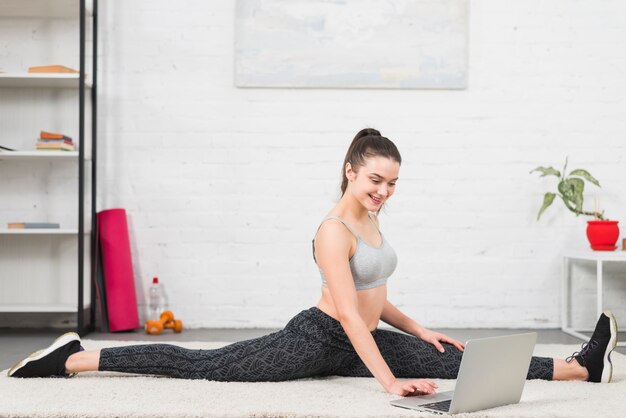 Chica fitness trabajando con portátil