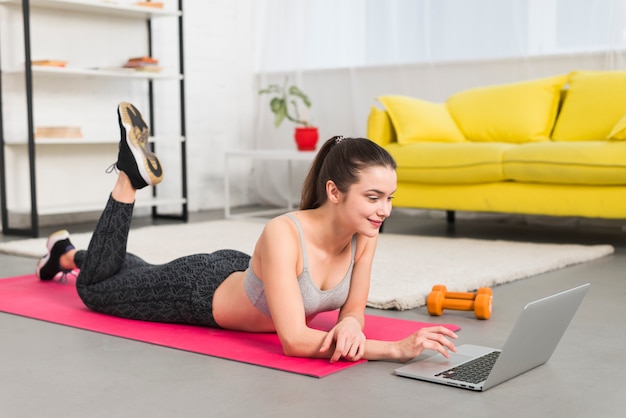 Chica fitness trabajando con portátil
