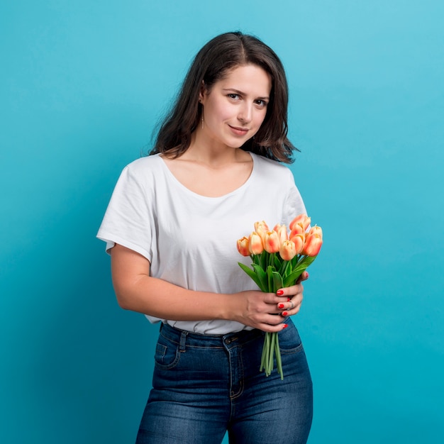 Chica con flores