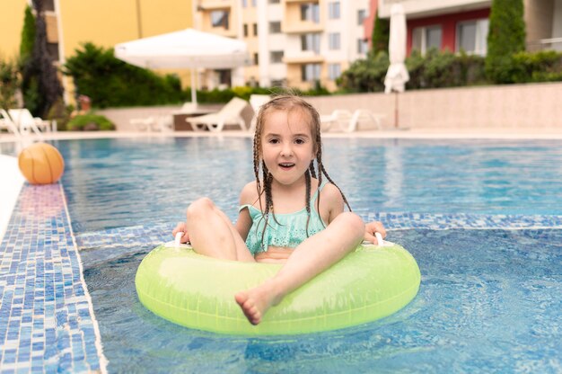 Chica en flotador de piscina