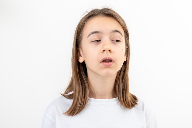 Foto gratuita una chica en un fondo blanco bostezando de aburrimiento un estudiante cansado