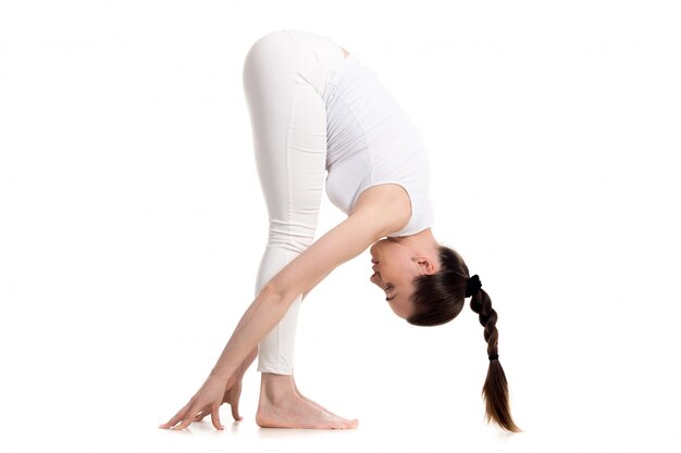 Chica en forma estirando sus músculos