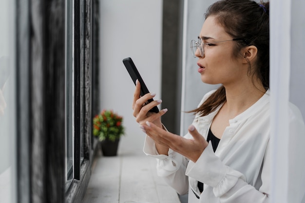 Chica frustrada mirando su teléfono