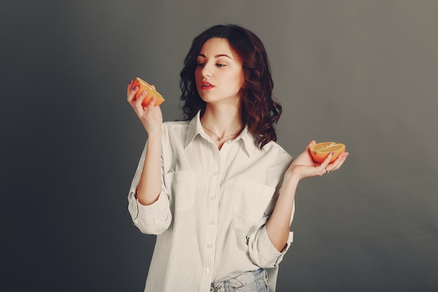 Chica con fruta