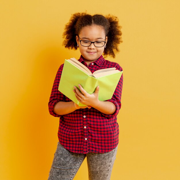 Chica con gafas de lectura