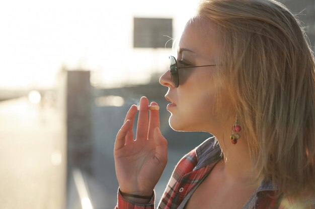 Chica con gafas de sol y fumar