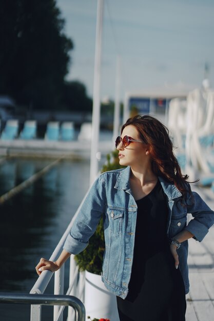 chica en gafas de sol