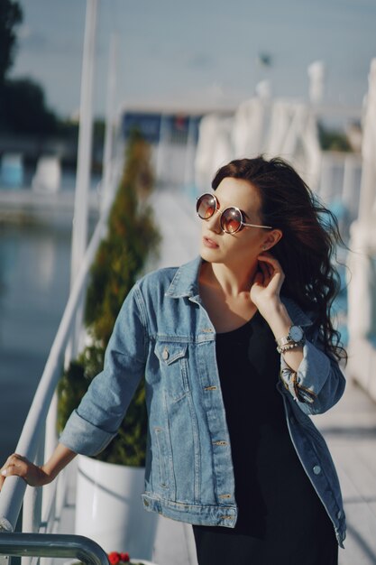 chica en gafas de sol