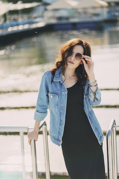 chica en gafas de sol