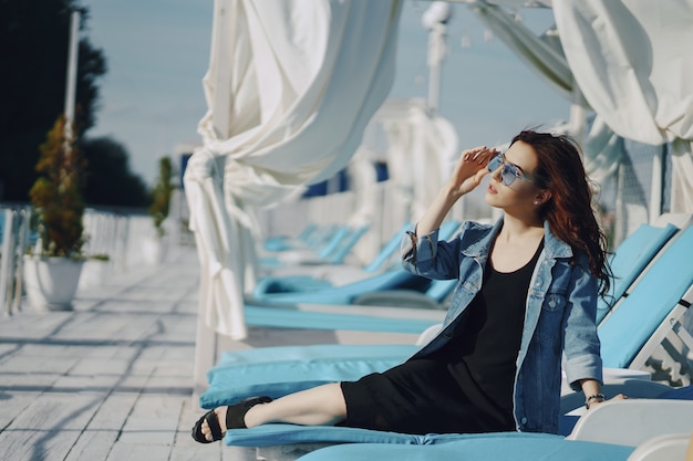 chica en gafas de sol