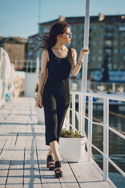 chica en gafas de sol