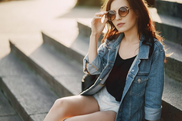 chica en gafas de sol