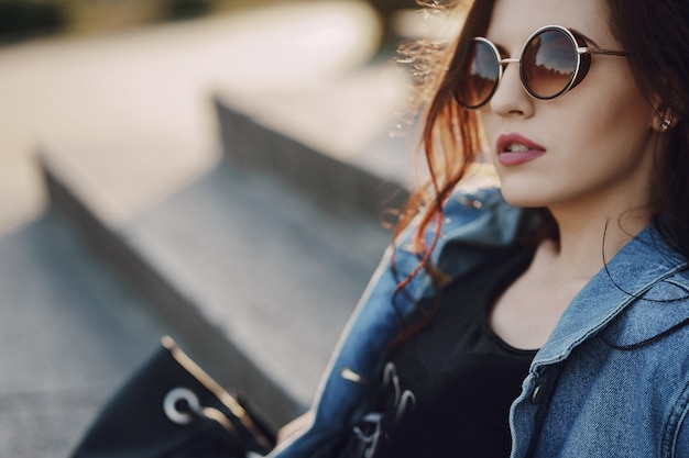 chica en gafas de sol