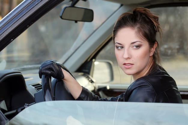 Chica genial en el coche