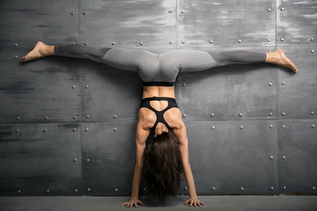 Chica en el gimnasio haciendo yoga