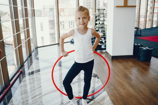 Foto gratuita chica en un gimnasio