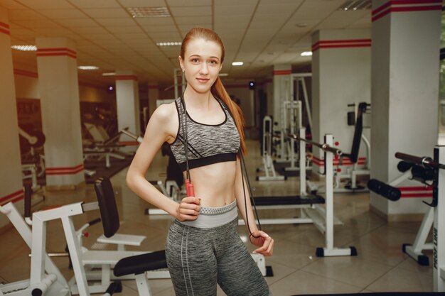 Chica en un gimnasio