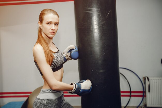 Chica en un gimnasio