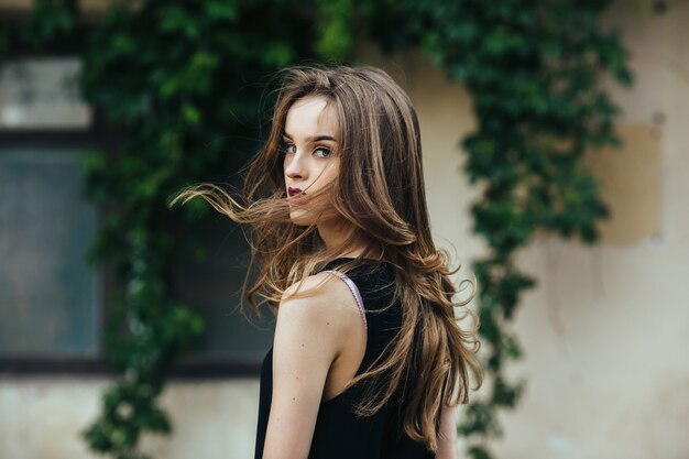 Chica girando con el pelo al viento