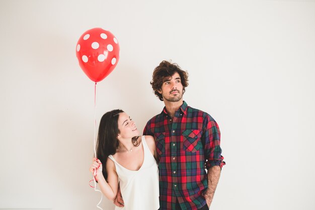 Chica con un globo mirando a su novio