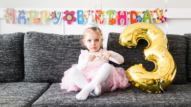 Foto gratuita chica con globo en el sofá