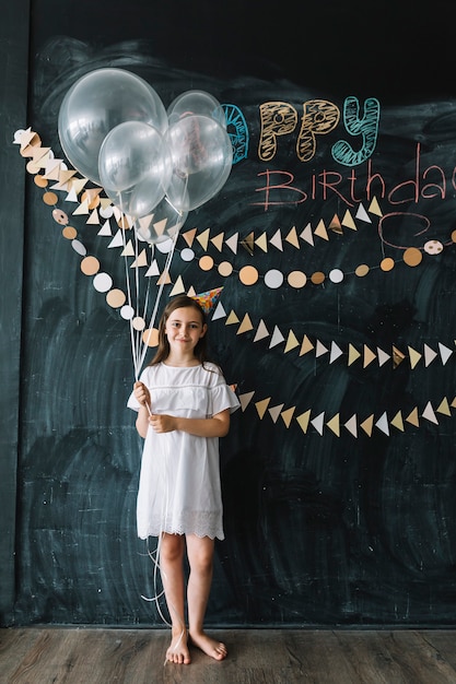 Foto gratuita chica con globos en la fiesta de cumpleaños