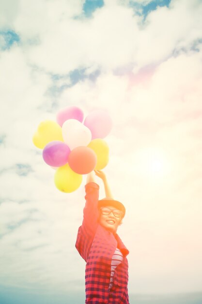 Chica con globos y nubes