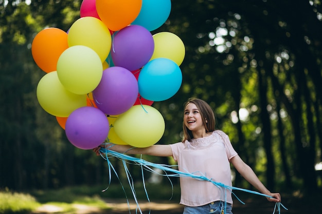 Foto gratuita chica con globos en el parque