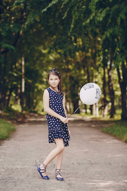 Chica con globos