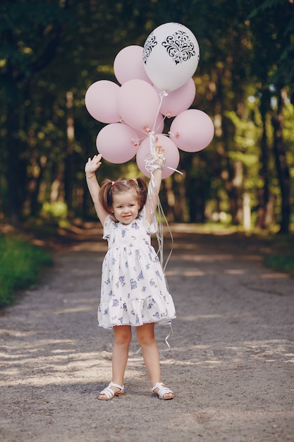 Chica con globos