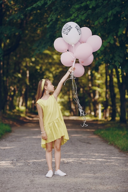 Chica con globos