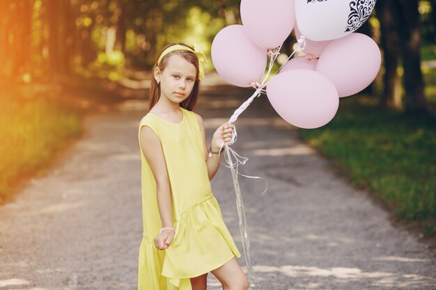 Chica con globos