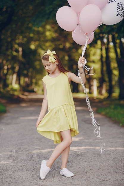 Chica con globos