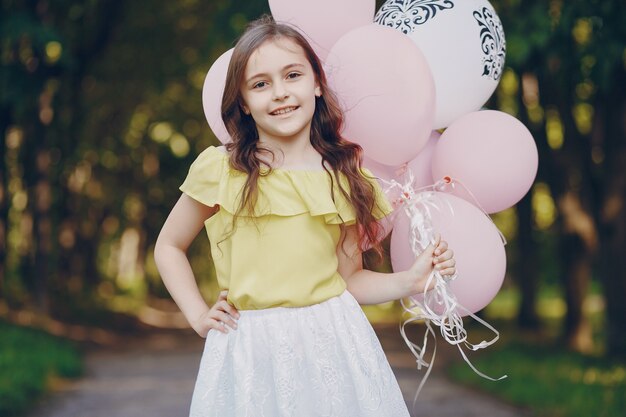 Chica con globos