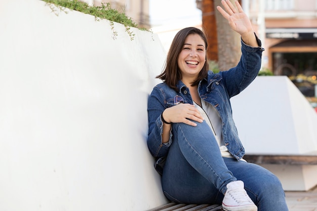 Foto gratuita chica gordita casual en denim al aire libre