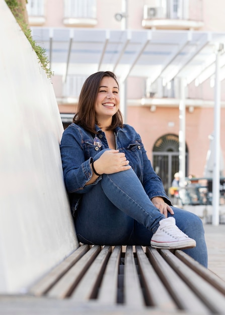 Chica gordita casual en denim al aire libre