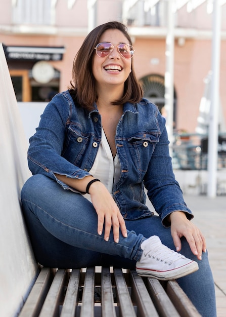 Foto gratuita chica gordita casual en denim al aire libre