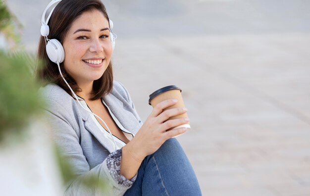 Chica gordita escuchando música al aire libre