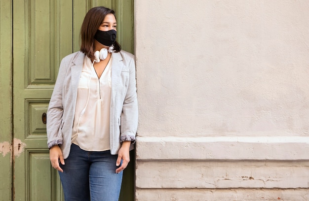 Foto gratuita chica gordita con una mascarilla al aire libre