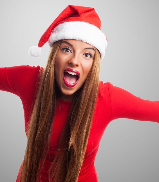 Chica con gorro de santa gritando