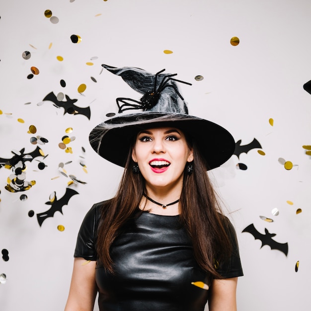 Foto gratuita chica gótica con confeti y murciélagos