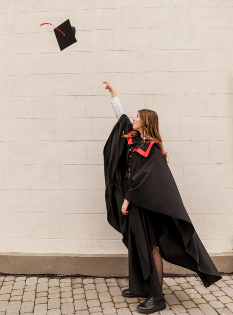 Chica graduada de alto ángulo