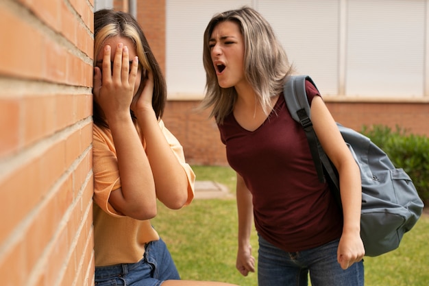 Chica gritando a colega tiro medio