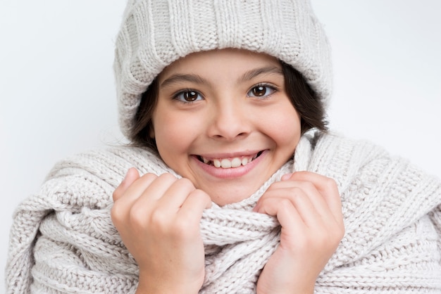 Foto gratuita chica con gruesa corbata y sombrero sonriendo